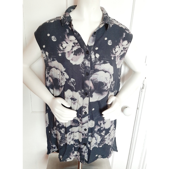 💀H&M Floral Skull Sleeveless Blouse - Picture 2 of 5